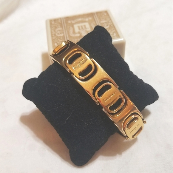 SALVATORE FERRAGAMO Gold Plated VALA Buckle LOGO Bracelet - Picture 7 of 8